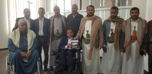 الدكتور محمد القبيع يهدي كتابه “النظرية المحاسبية” للمدير ...