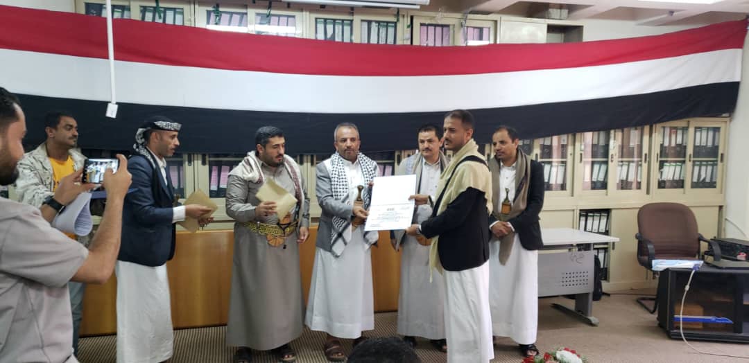 من ضمنهم مدير الموارد البشرية بصندوق المعاقين الاستاذ محمد دهمش وزير الخدمة المدنية  يُكرّم عددًا من مدراء الموارد البشرية المبرزين في تطبيق النظام الموحد