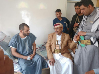 الفريق السامعي يطمئن على صحة الدكتور علي مغلي ...