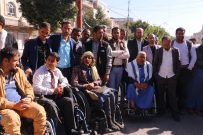 قيادة وموظفي صندوق رعاية وتأهيل المعاقين ينظمون وقفه ...