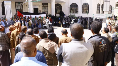 وقفة احتجاجية لقيادة وموظفي صندوق رعاية وتأهيل المعاقين ...