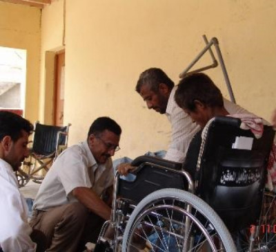 صندوق رعاية المعاقين يوزع عربيات كهربائية لذوي الاعاقة ...